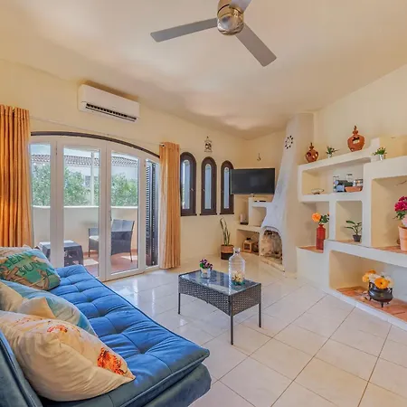 & Downtown 5 Minutes Away - Spacious 1-bedroom With Ac Carvoeiro (Lagoa)