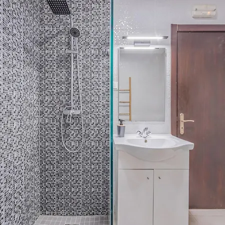 Lejlighed & Downtown 5 Minutes Away - Spacious 1-bedroom With Ac Carvoeiro (Lagoa)