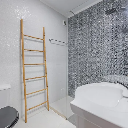 Daire & Downtown 5 Minutes Away - Spacious 1-bedroom With Ac Carvoeiro (Lagoa)