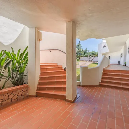 & Downtown 5 Minutes Away - Spacious 1-bedroom With Ac