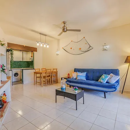 Lejlighed & Downtown 5 Minutes Away - Spacious 1-bedroom With Ac
